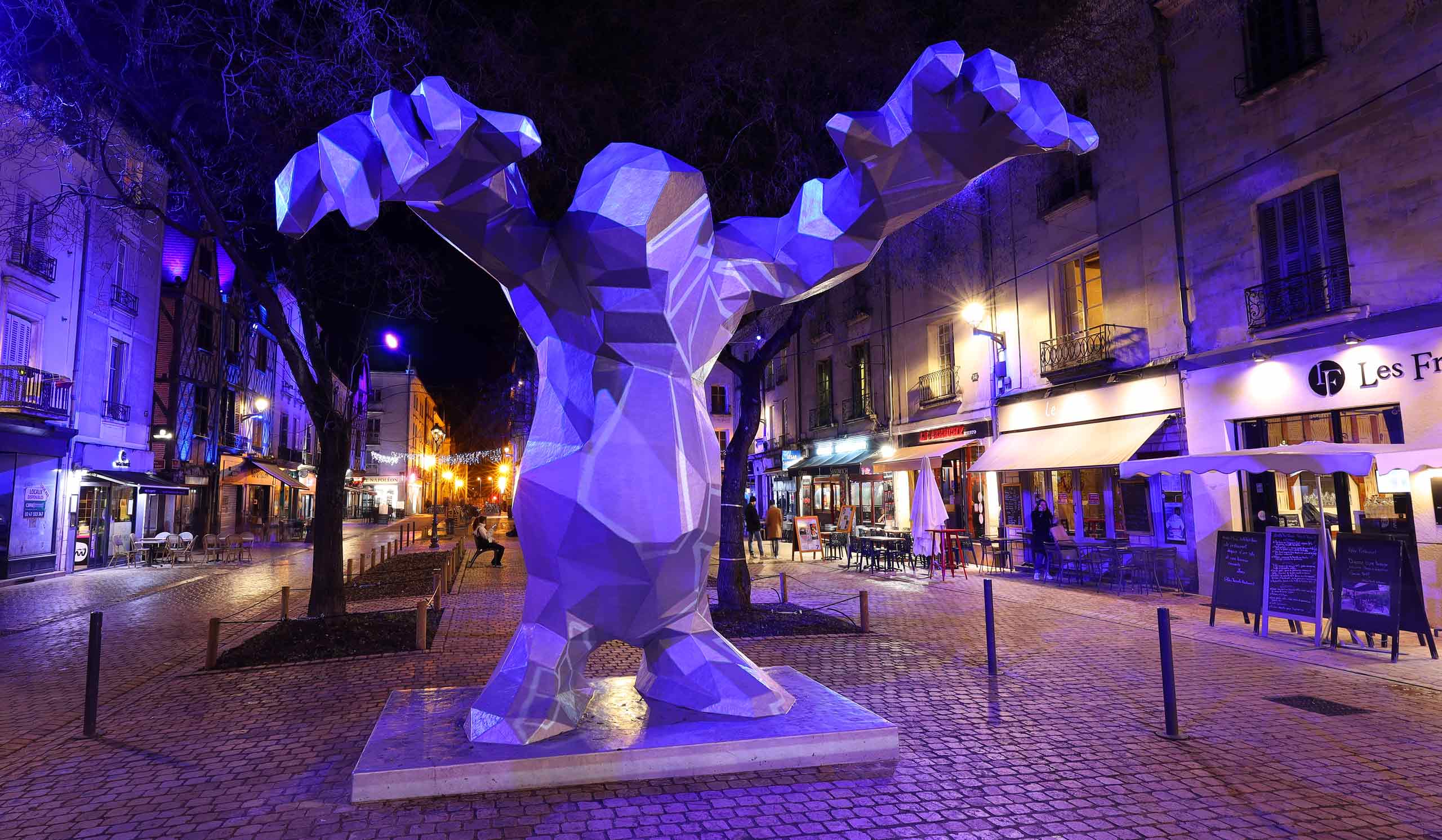 place-grand-marche-monstre-cre-dit-leonard-de-serre-2032-7-175988